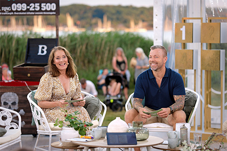 Programledarduon Agneta Sjödin och Casper Janebrink i BingoLottos Sommarkväll