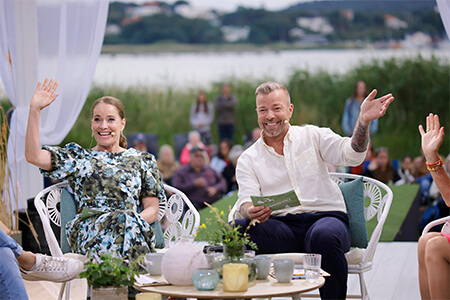 Programledarna Agneta Sjödin och Casper Janebrink under premiären av BingoLottos Sommarkväll 2022