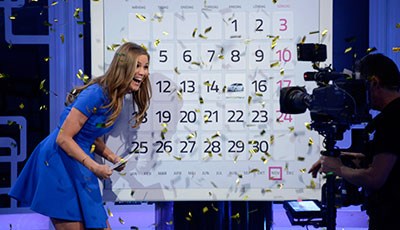 Marie Serneholt blir filmad av kameraman i BingoLotto
