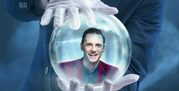 Magiker håller kristallkula som visar Stefan Odelbergs ansikte