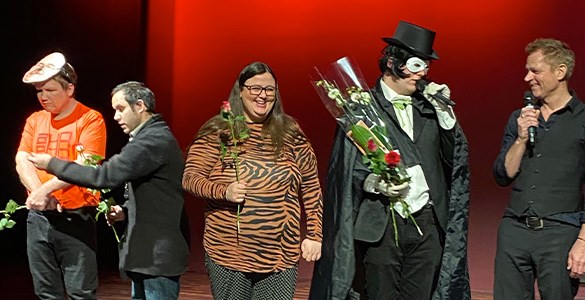 Skådespelare på scen i teateruppsättningen Den maskerade rosen