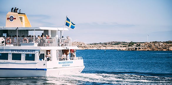 Skärgårdsfärja till havs en solig sommardag