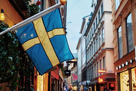 Svensk flagga som hänger i Gamla Stan i Stockholm