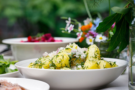 Färskpotatis i skål vid midsommarfirande