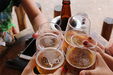 Ölbingo spelas med öl i fyra glas