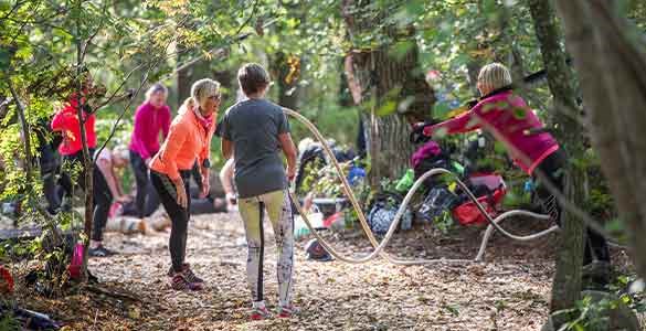 Gruppträning i skogen