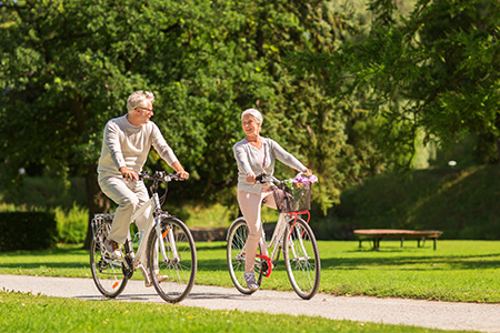 Äldre par cyklar tillsammans
