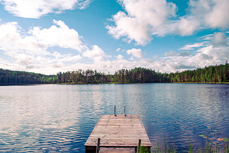 Brygga vid en sjö