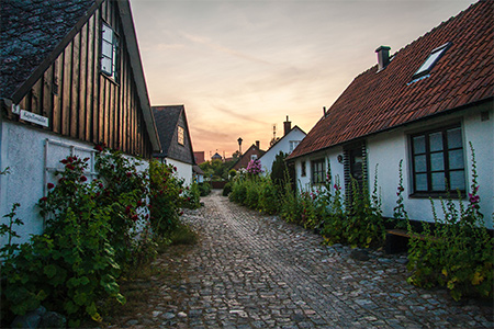 Kullerstensgata med hus i Skåne