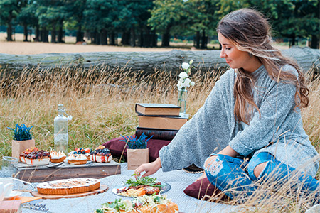 Kvinna på picknick