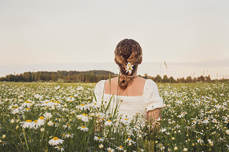 Kvinna på blomsteräng