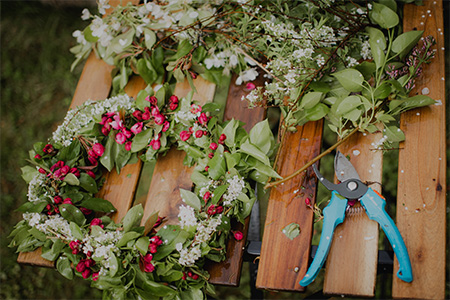 Ett bord med blommor och en midsommarkrans