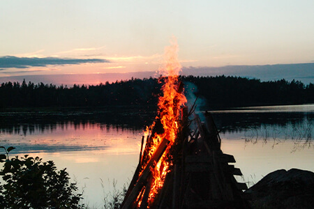 Midsommarbrasa vid en sjö