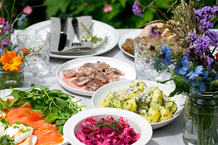 Ett dukat bord med midsommarmat