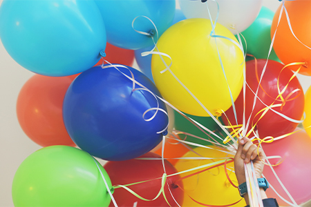 Färgglada ballonger till en midsommarlek