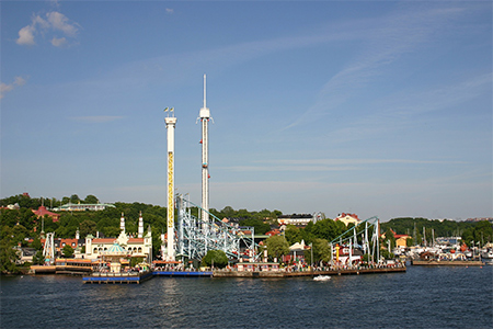 Vy över nöjesparken Gröna Lund i Stockholm utifrån vattnet 