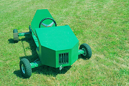 Grön lådbil på gräsmatta