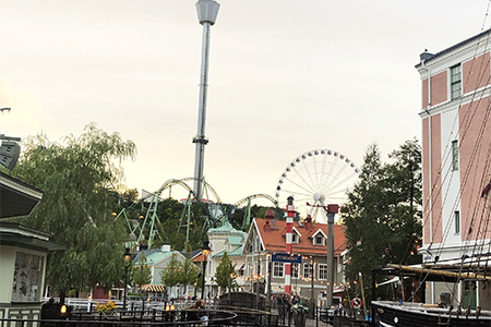 Hamnområdet och åkattraktioner inne på nöjesparken Liseberg i Göteborg