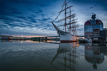 Läppstiftet och ett fartyg i Göteborg under kvällstid 