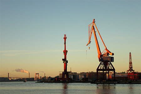 Solnedgång över hamninloppet och kranarna i Göteborg 