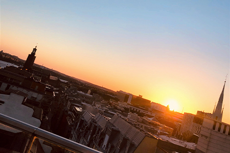 Utsikt över innerstaden i solnedgång från takterrassen TAK i Stockholm 