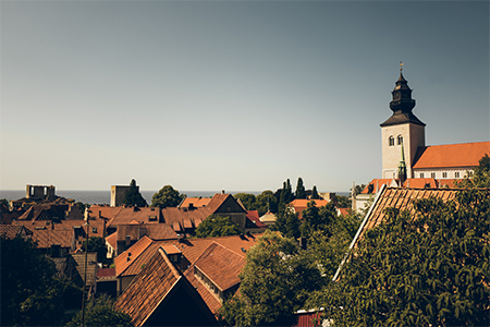 Utsikt över havet och Visbys takåsar