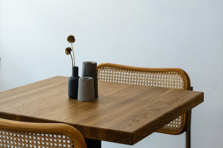 Bauhausstolar och bord med inredningsdetalj på