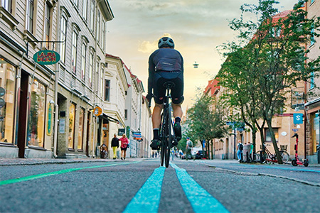 En cyklande man i stadsdelen Haga i Göteborg