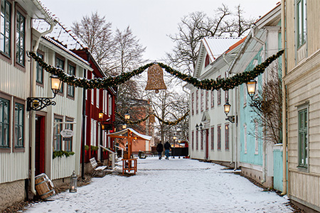 Julpyntad gata i Örebro i vintertid 