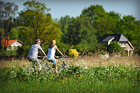 Cyklande par en sommardag