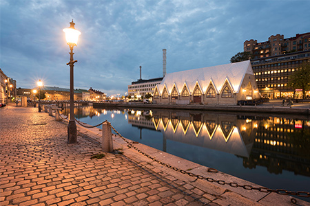 Göteborgs kanal och feskekörka i kvällsljus