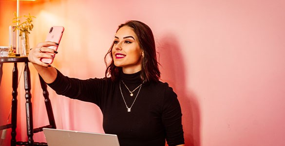 Influencer-tjej som tar en selfie