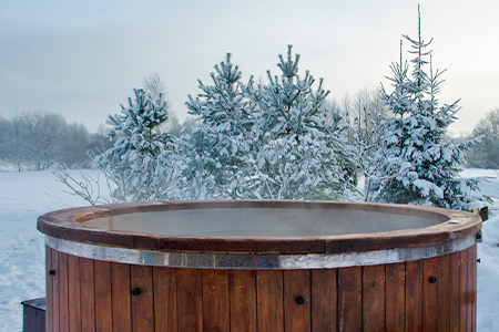 Badtunna i snötäckt landskap