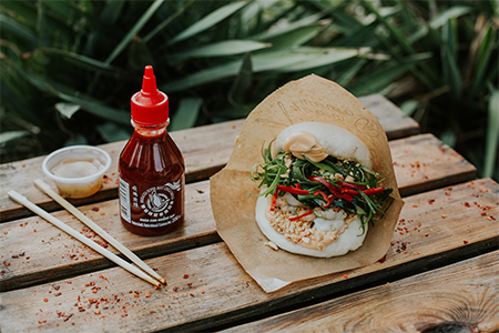 Bord utomhus med den asiatiska maträtten bao bun