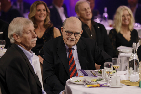 Leif "Loket" Olsson sittande till bords med andra gäster på BingoLottos 30-årsjubileum