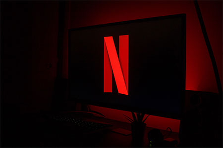 En tv som visar Netflix logotyp