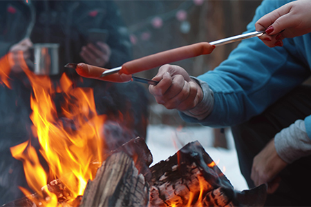 Korvgrillning över eld i vintertid