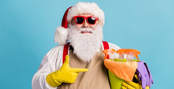 Jultomte med solglasögon och städutrustning