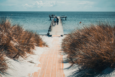 Strand och brygga ut i havet i Falsterbo