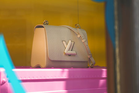 En beige designerväska från Louis Vuitton