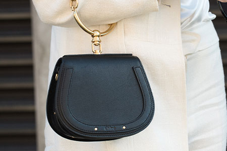 En svart handväska från Chloe