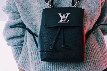 En svart ryggsäck från louis Vuitton