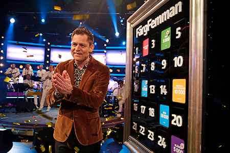 Rickard Olsson framför FärgFemman i konfettiregn