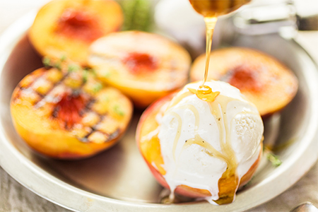 Grillade persikohalvor med vaniljglass och honung 
