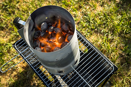 Skorstenständare på kolgrill en sommardag