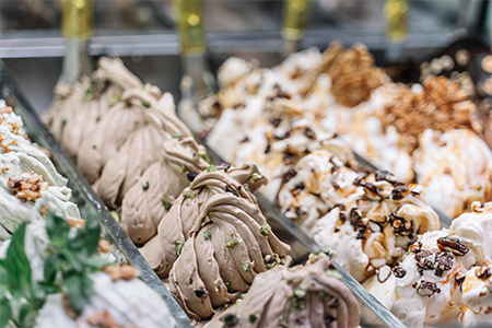 Gelato i olika smaker på glasscafé