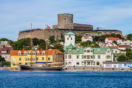 Hav, typiska trähus och Carlstens fästning på Marstrand 