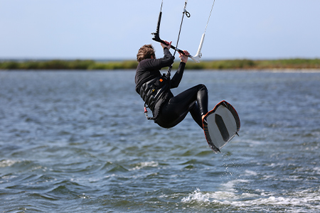 Man kitesurfar vid Tofta strand på Gotland