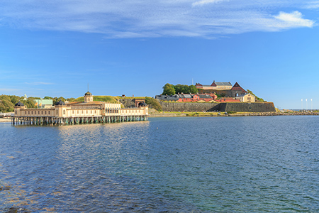 Vy över kallbadhuset och stranden i Varberg utifrån havet