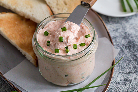 Gumröra på kallrökt lax, majonnäs, creme fraiche, dill och gräslök i glasburk